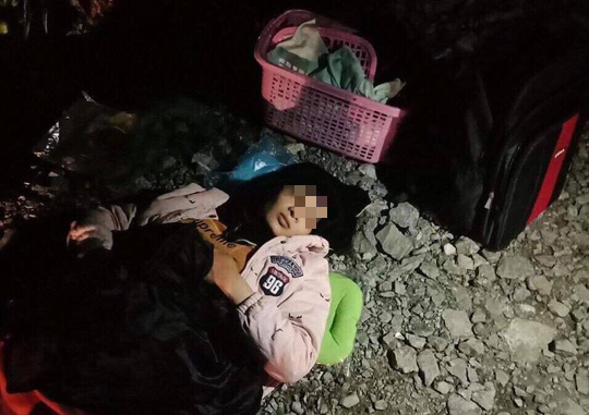 Kịp thời cứu giúp sản phụ đẻ rơi con trên đường rừng trong đêm