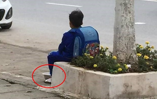 Dân mạng cười nghiêng ngả với câu chuyện cậu bé bỏ nhà đi vì bị mẹ mắng và quyết định bán cà chua kiếm sống