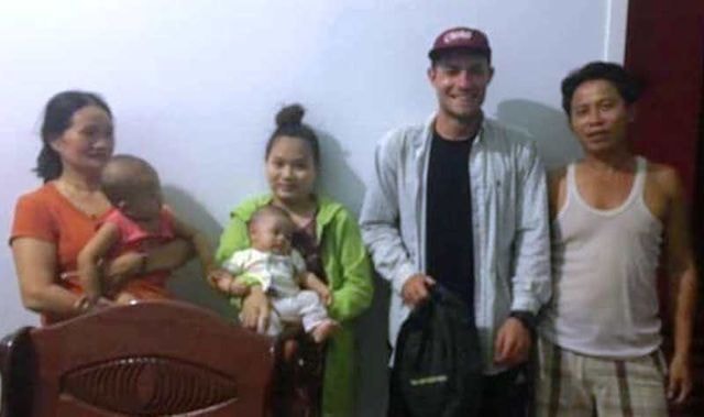 Cảm kích hành động nhặt được của rơi trả lại người mất của lão nông dân nghèo