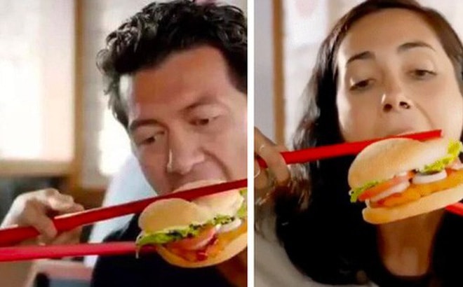 Cửa hàng ăn nhanh bị CĐM chỉ trích dữ dội vì đăng clip ăn hamburger bằng đũa "kiểu Việt Nam"