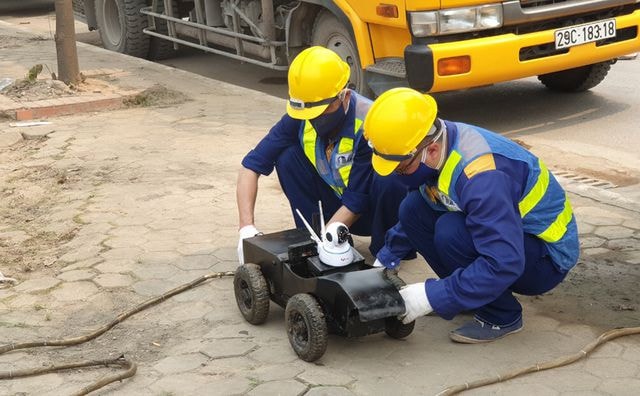 Ảnh: Hà Nội dùng robot thay con người kiểm tra lòng ống cống