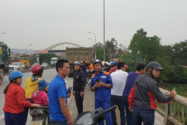 Ôm con nhỏ 1 tuổi, chồng bất lực nhìn vợ nhảy cầu tự tử