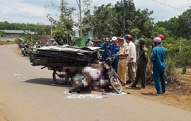 Va chạm với xe chở tôn, người đàn ông bị tôn cắt vào cổ tử vong