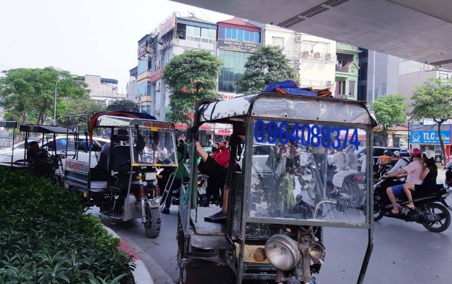 Ảnh: Bất chấp bị cấm, xe ba bánh vẫn nghênh ngang trên đường phố Hà Nội