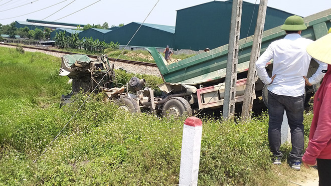 Tàu hỏa trật bánh, đường sắt Bắc - Nam tê liệt nhiều giờ