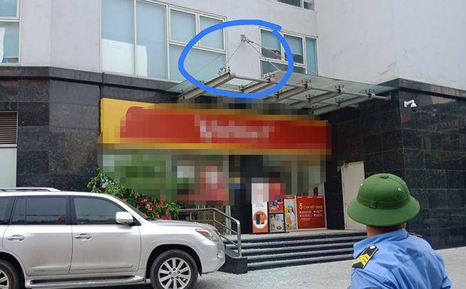 Hà Nội: Bé trai 4 tuổi nguy kịch vì rơi từ tầng 11 chung cư xuống đất