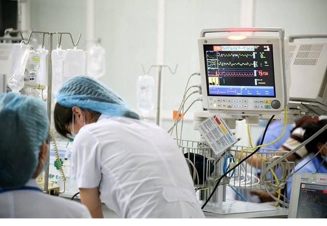 Nam bác sĩ tử vong do đột quỵ khi đang đá bóng