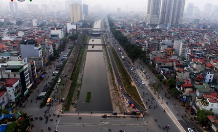 Ảnh: Nắng nóng, người dân Thủ đô ngạt thở vì mùi hôi thối nồng nặc ở sông Tô Lịch