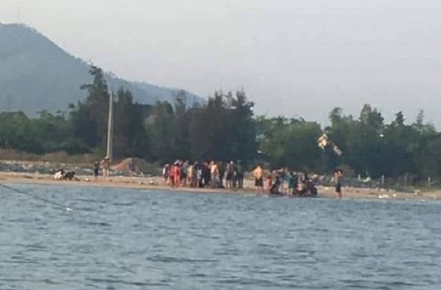 Hai thanh niên cứu sống 5 học sinh bị đuối nước trên biển