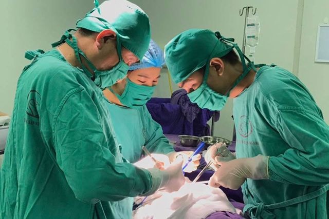 Phẫu thuật cắt thận thành công cho bé gái 2 tuổi có 3 quả thận