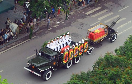 Uy nghiêm cỗ linh xa chở linh cữu nguyên Chủ tịch nước Lê Đức Anh qua các tuyến phố Hà Nội