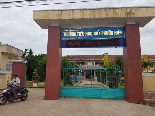 Nhặt được túi chứa vàng, 2 học sinh tiểu học có hành động bất ngờ