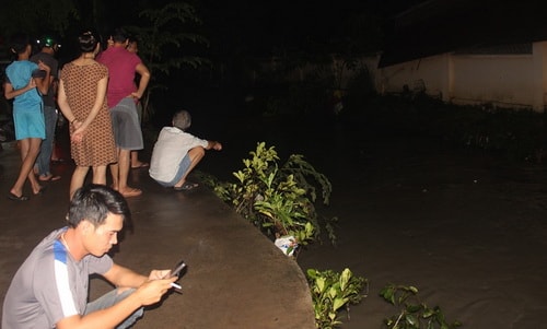 Mưa lớn đầu mùa, 2 nam sinh lớp 10 bị nước cuốn mất tích