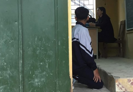 Phụ huynh bức xúc vì học sinh bị cô giáo chủ nhiệm bắt quỳ gối trong lớp học