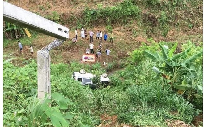 Ô tô 7 chỗ lao xuống vực sâu 30 mét, hai vợ chồng thương vong