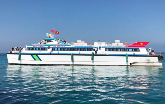Chiêm ngưỡng "chuyên cơ trên biển" đưa du khách từ đất liền ra đảo Lý Sơn