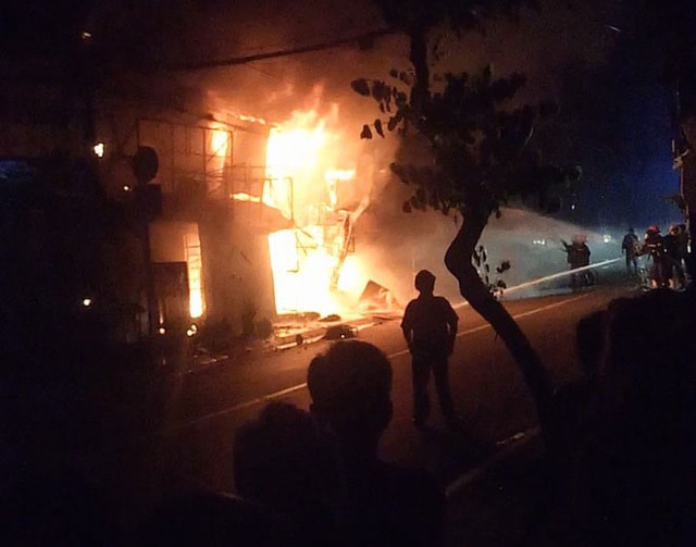 Hỏa hoạn kinh hoàng lúc rạng sáng, người dân phá mái tôn thoát thân