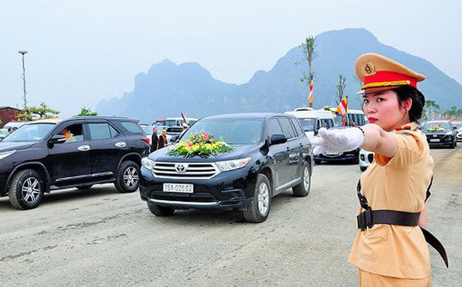 Hình ảnh nữ cảnh sát xinh đẹp tận tình phân luồng giao thông trong Đại lễ Vesak 2019