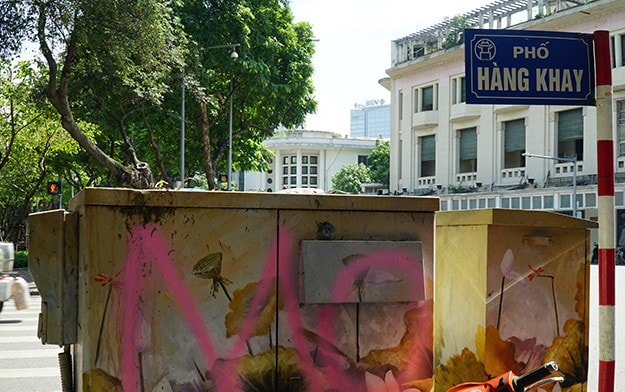 Ảnh: Hoàng loạt bốt điện ở Thủ đô bị bôi bẩn sau một thời gian "khoác áo mới"