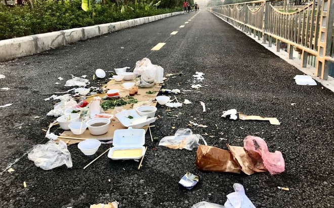 Hình ảnh tàn dư sau bữa tiệc của nhóm người thiếu ý thức trên làn đi bộ đường Láng gây bức xúc
