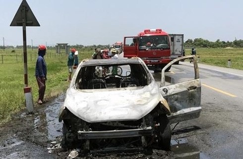 Xe Ford Ecosport bất ngờ cháy trơ khung khi đang lưu thông trên đường