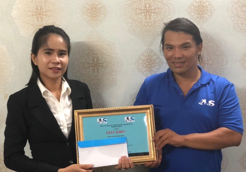 Nam công nhân trả 7.400 USD cho khách Tây từ chối cơ hội việc làm mới