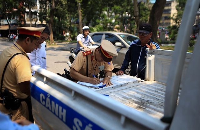 Ảnh: Theo chân CSGT Hà Nội xử lý người đi đường uống rượu, bia