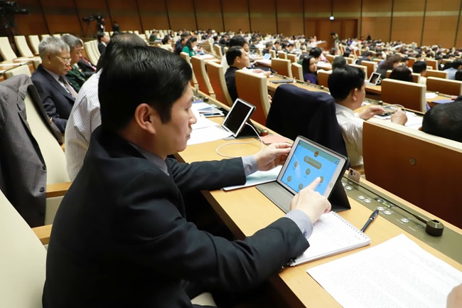 Ảnh: Đại biểu Quốc hội được trang bị máy tính bảng để tra cứu tài liệu