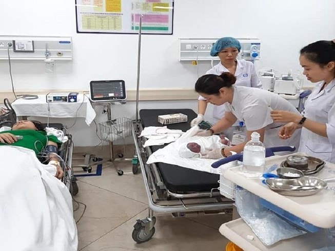 Cấp cứu thành công cho sản phụ đẻ rơi trên xe taxi