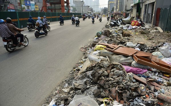 Ảnh: Rác thải ngổn ngang tại dự án đường vành đai 2 Trường Chinh