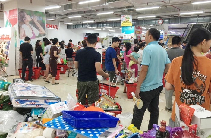 Khách đổ xô mua hàng giảm giá, siêu thị Auchan tan hoang trước ngày đóng cửa