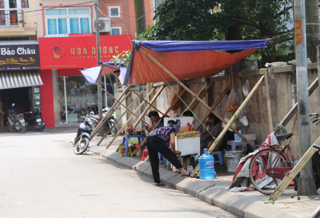 Ảnh: Rùng mình cảnh người dân Hà Nội ngồi trà đá vỉa hè dưới dãy tường chờ sập