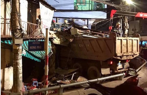 Xe ben tông sập nhà dân, ít nhất 2 người bị thương