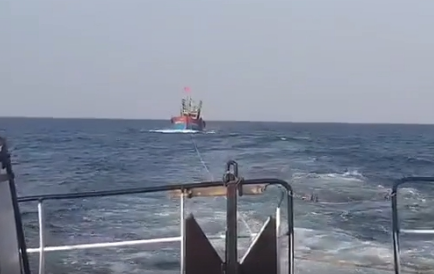 Cứu thành công tàu cá cùng 17 ngư dân gặp nạn trên đường phân định Vịnh Bắc Bộ