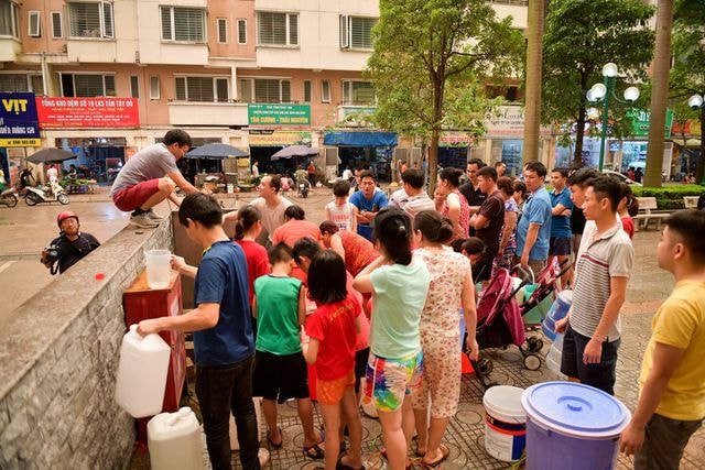 Ảnh: Hàng nghìn người dân Hà Nội "rồng rắn" xếp hàng xách nước