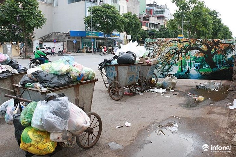 Ảnh: Cảnh tượng nhếch nhác trên "tuyến đường kiểu mẫu" của Thủ đô
