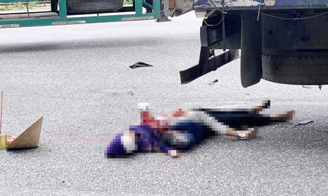 Mẹ và con gái 8 tuổi chết thảm dưới gầm xe tải