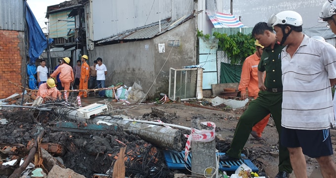 Lắp ống nước, nam công nhân bị cột điện gãy đè tử vong