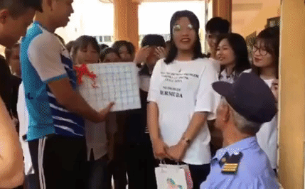 Hành động dễ thương của nhóm học sinh cuối cấp dành cho bác bảo vệ gây chú ý MXH