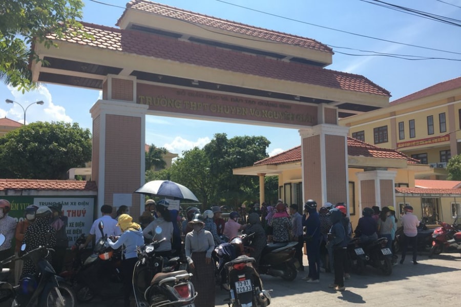 Quảng Bình: Nữ sinh quỳ gối khóc nức nở vì không biết thi lại môn Văn