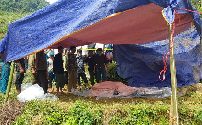 Đưa thi thể người đàn ông mắc kẹt trong hang đá ở Lào Cai ra ngoài, sau 9 ngày tìm kiếm