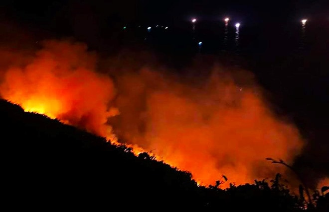 Cháy lớn ở bán đảo Sơn Trà, hàng trăm người tích cực chữa cháy trong đêm
