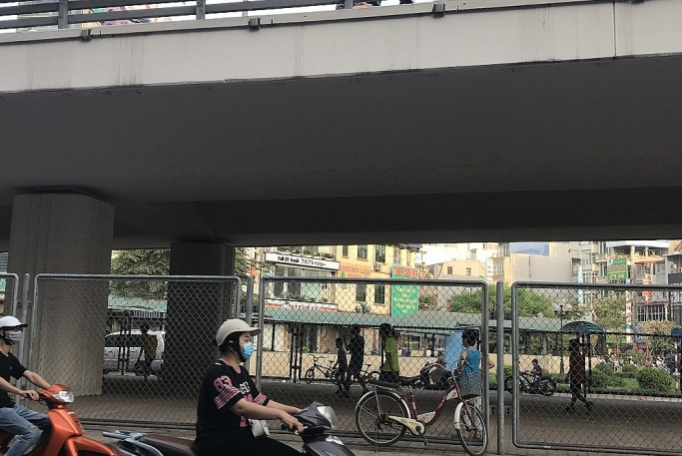 Ảnh: Mối hiểm họa khôn lường ở sân bóng tự phát dưới gầm cầu vượt