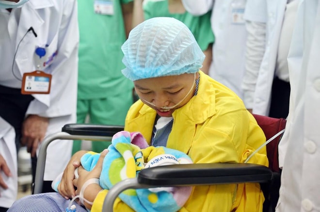 Ảnh: Giây phút hội ngộ đầy nước mắt của người mẹ ung thư và con trai Bình An