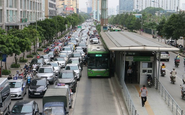 Ảnh: Xe biển xanh cũng lấn làn đường dành riêng cho xe buýt nhanh BRT