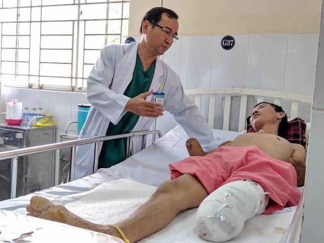 2 công nhân bị cắt tứ chi do bị bỏng điện