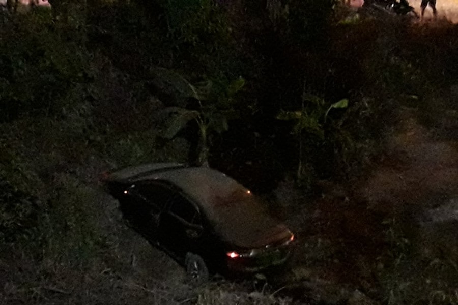 Ô tô hạng sang bất ngờ lao xuống vực, tài xế may mắn thoát chết