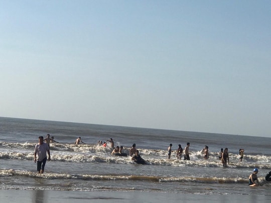 2 du khách chết đuối và mất tích khi tắm biển Hải Tiến