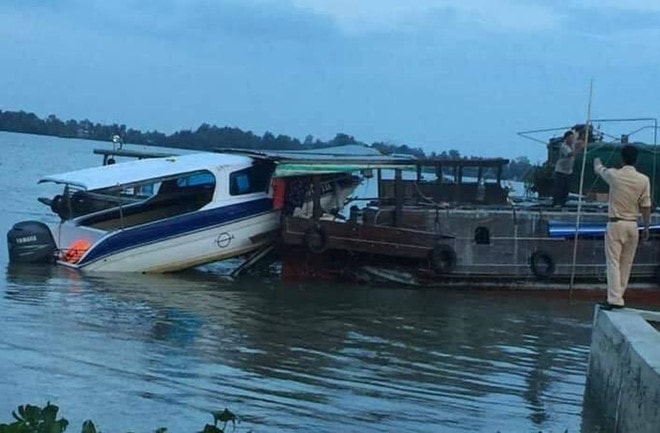 Ca nô du lịch tông vào ghe gỗ, 3 người thương vong