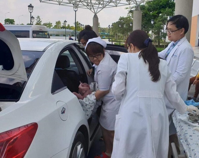 Không kịp đến bệnh viện, bé trai được chào đời trên xe ô tô